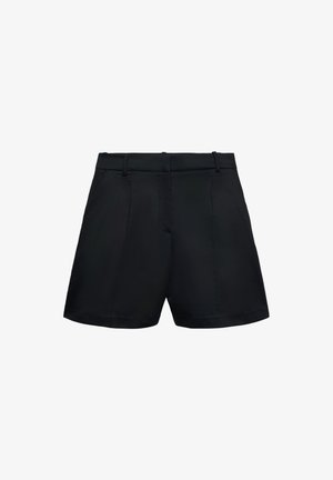 Short noir sur mesure avec passants de ceinture, plis à l'avant et une texture de tissu propre et lisse.