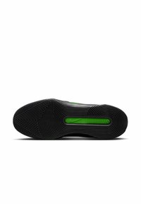 Zwarte sneakerzool met een gestructureerd rubberen oppervlak, voorzien van een groene accent in een rechthoekige uitsparing en een gemusterd profiel voor grip.