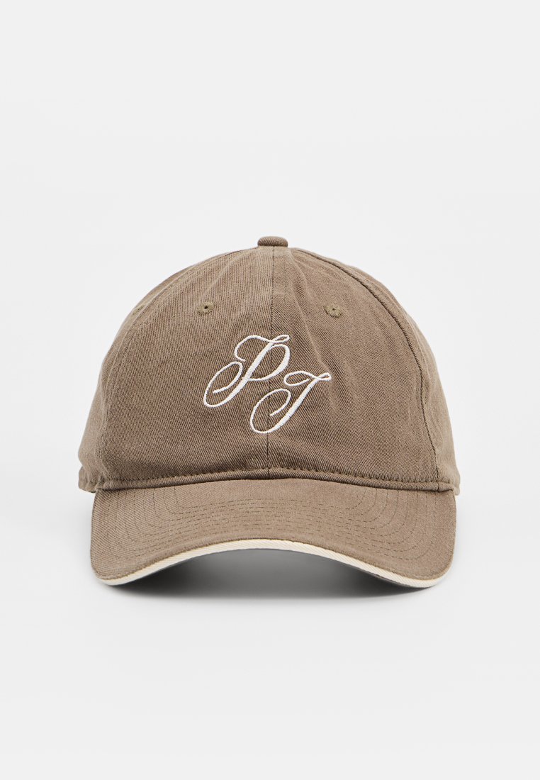 Gorra de algodón marrón con logotipo "PJ" bordado en blanco, visera curvada, tejido texturizado y ojales de ventilación en la parte superior.