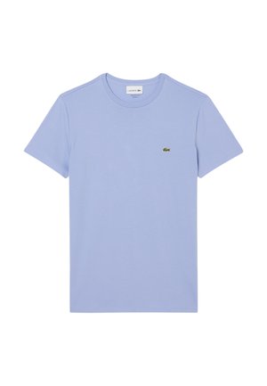 T-shirt azzurro chiaro a maniche corte con un piccolo logo di coccodrillo verde Lacoste sulla parte sinistra del petto. Design semplice e casual.
