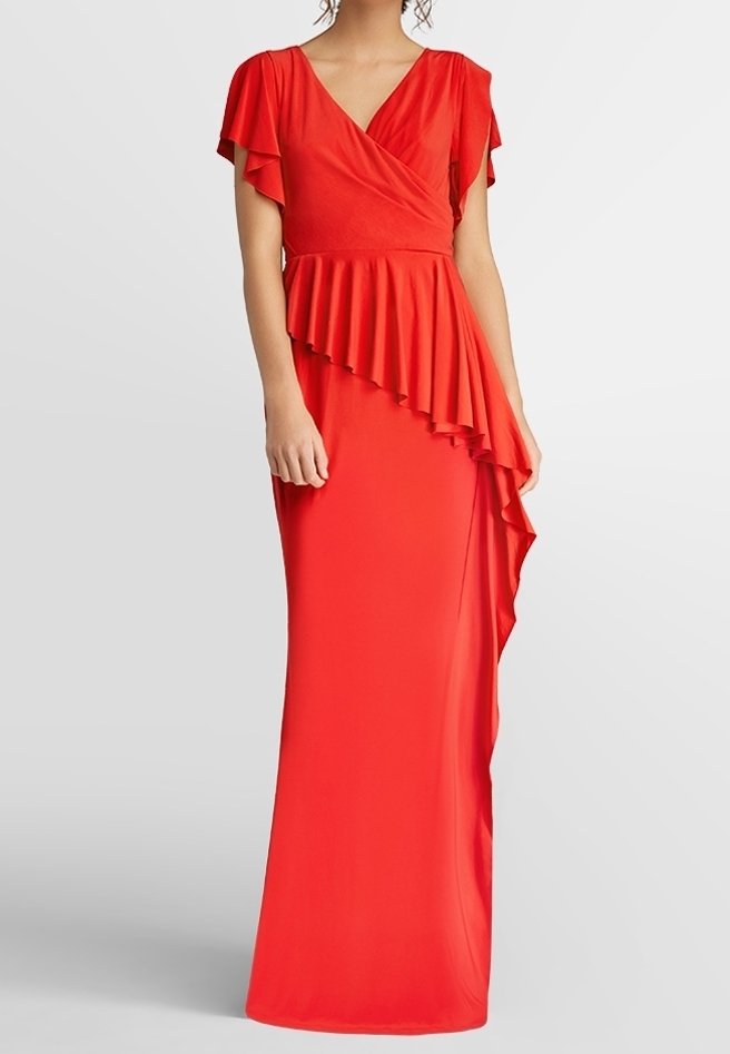 Femme portant une robe longue rouge vif avec des manches flottantes et un détail volé asymétrique à la taille et à la jupe.