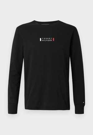 Sort langærmet T-shirt i bomuld med hvidt og rødt logo på brystet og et lille farvet accent på ærmekanten.