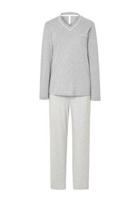 Top gris de manga larga con escote en V y ribete blanco, acompañado de pantalones de pijama de pierna recta en blanco y gris a rayas.