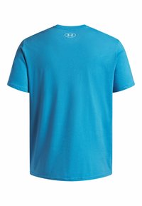 Camiseta de manga corta azul hecha de tela suave, con cuello redondo y un pequeño logo cerca de la parte superior de la espalda. Diseño simple y de color sólido.