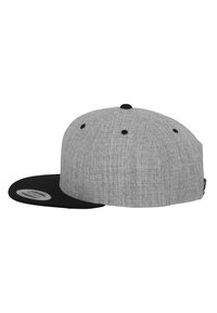Cappello in tessuto grigio con visiera nera, caratterizzato da una texture liscia, design piatto e fori di ventilazione sulla parte superiore. Cinturino regolabile sul retro.