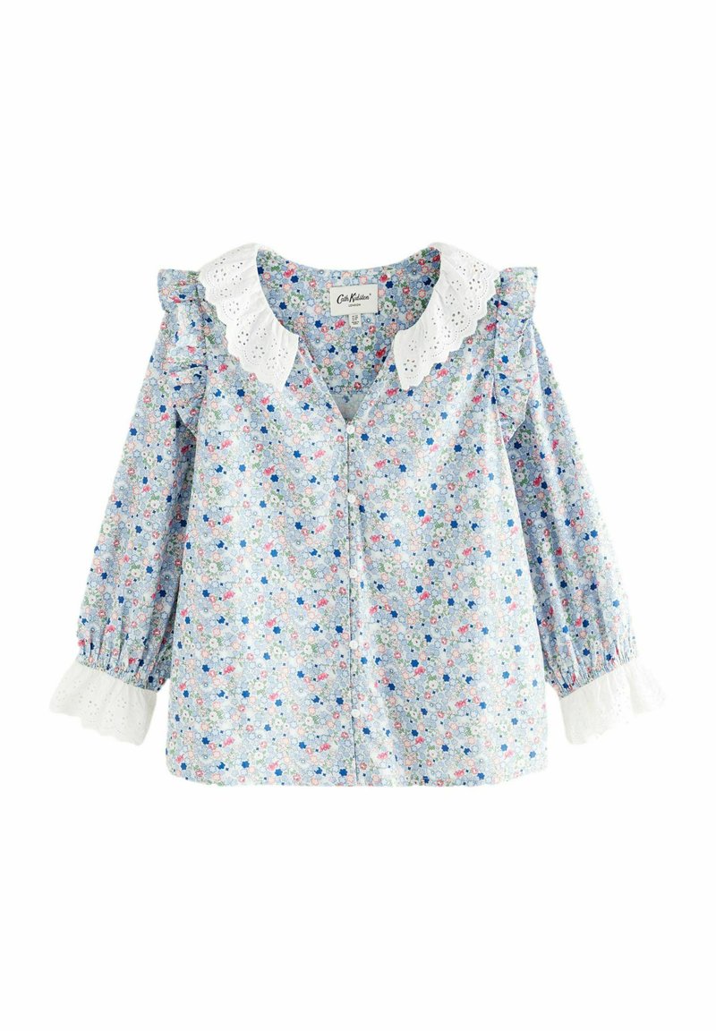 Top blu floral con bottoni, colletto in pizzo bianco, spalle con volant e maniche lunghe con bordo bianco ai polsini.
