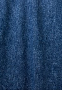 Tejido de mezclilla azul oscuro con una textura en el tejido, que muestra un ligero brillo y sutiles variaciones en el color a lo largo de su superficie.