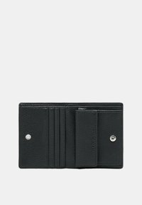 Portafoglio in pelle nera con finitura testurizzata, dotato di diversi scomparti per carte, una tasca per monete e chiusura a bottone a scatto.