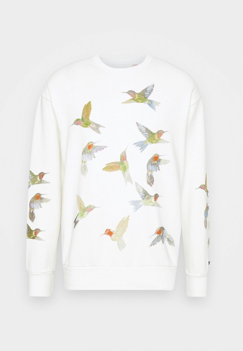 Felpa bianca con disegni colorati di colibrì ricamati in varie posizioni, che mostrano dettagli e trame intricate.