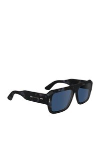 Occhiali da sole tortoise neri con lenti rettangolari, lenti azzurre e dettagli metallici sui lati. Logo Calvin Klein visibile sulla montatura.