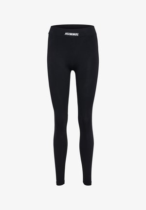 Czarne legginsy wykonane z elastycznego materiału, posiadające szeroki pas w talii z białym logo "HUMMEL" z przodu. Gładka textura, pełna długość.