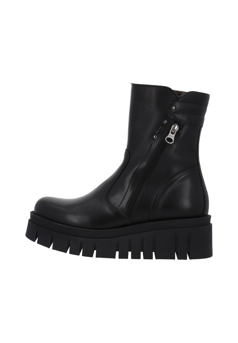 Zwarte leren enkelboot met chunky lugzool, rits aan de zijkant en gewatteerde kraagdetails.
