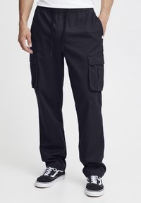 Pantaloni cargo negri din bumbac, cu talie elastic�ă, închidere cu șnur și două buzunare laterale cu clapete.