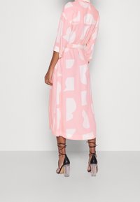 Monki Košilové šaty - light pink