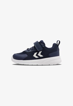 Baskets de sport bleu marine avec tige en maille et synthétique, accents blancs, bande Velcro, col rembourré et semelle blanche légère.