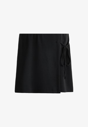 Sort indpakningsskørt lavet af blødt stof, med en knytning i siden og en lige pasform med en let udvidet kant.