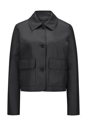 Schwarze, kurze Jacke mit spitzem Kragen, drei vorderen Knöpfen und zwei großen Pattenstaschen vorne.