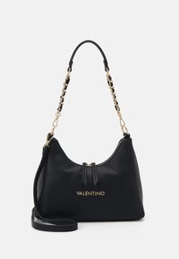 Borsa a mano in pelle nera con hardware dorato, chiusura con zip e una corta tracolla a catena. Presenta un logo impresso e una superficie liscia.