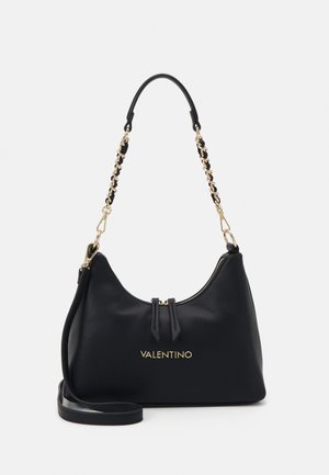 Borsa a mano in pelle nera con hardware dorato, chiusura con zip e una corta tracolla a catena. Presenta un logo impresso e una superficie liscia.