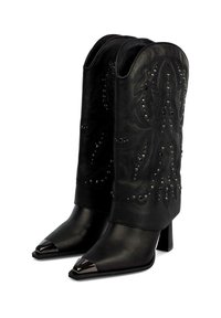 Botas de vaquero de cuero negro con puntas afiladas, acentos metálicos y bordados decorativos. Tacones gruesos y tachuelas decorativas en el cañón.