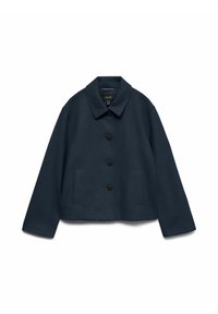 Temno modra jakna iz teksturiranega blaga, z ovratnikom, petimi črnimi gumbi in dvema stranskima žepoma. Zasnova je kratka.