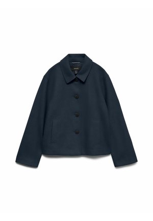 Temno modra jakna iz teksturiranega blaga, z ovratnikom, petimi črnimi gumbi in dvema stranskima žepoma. Zasnova je kratka.