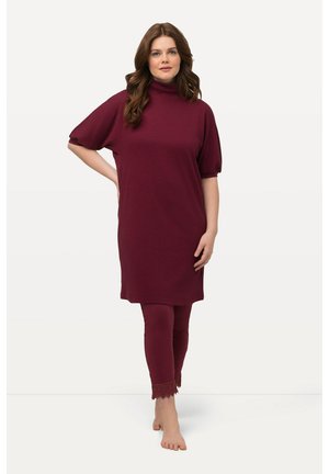 Abito bordeaux con maniche a palloncino corte e colletto alto, abbinato a leggings coordinati con orlo in pizzo. Tessuto liscio, design casual.
