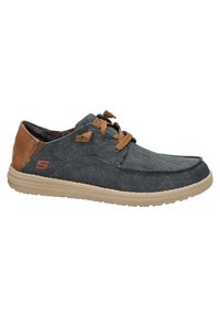 Scarpa di tela grigia scura con accenti marroni, caratterizzata da una punta arrotondata, un design con lacci e una suola testurizzata per una migliore aderenza.