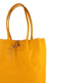 Gelbe Leder-Shopper-Tasche mit strukturierter Oberfläche, ausgestattet mit zwei Griffen und einem Kordelverschluss. Abgerundete Form mit sichtbaren Zierstichen.