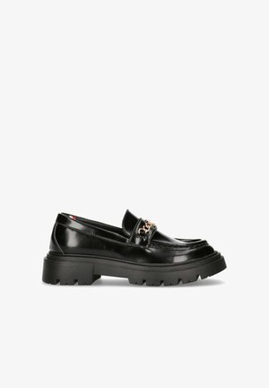 Mocassins en cuir verni noir avec une semelle en caoutchouc épaisse. Présentent un accent de chaîne décoratif et des coutures le long des côtés.