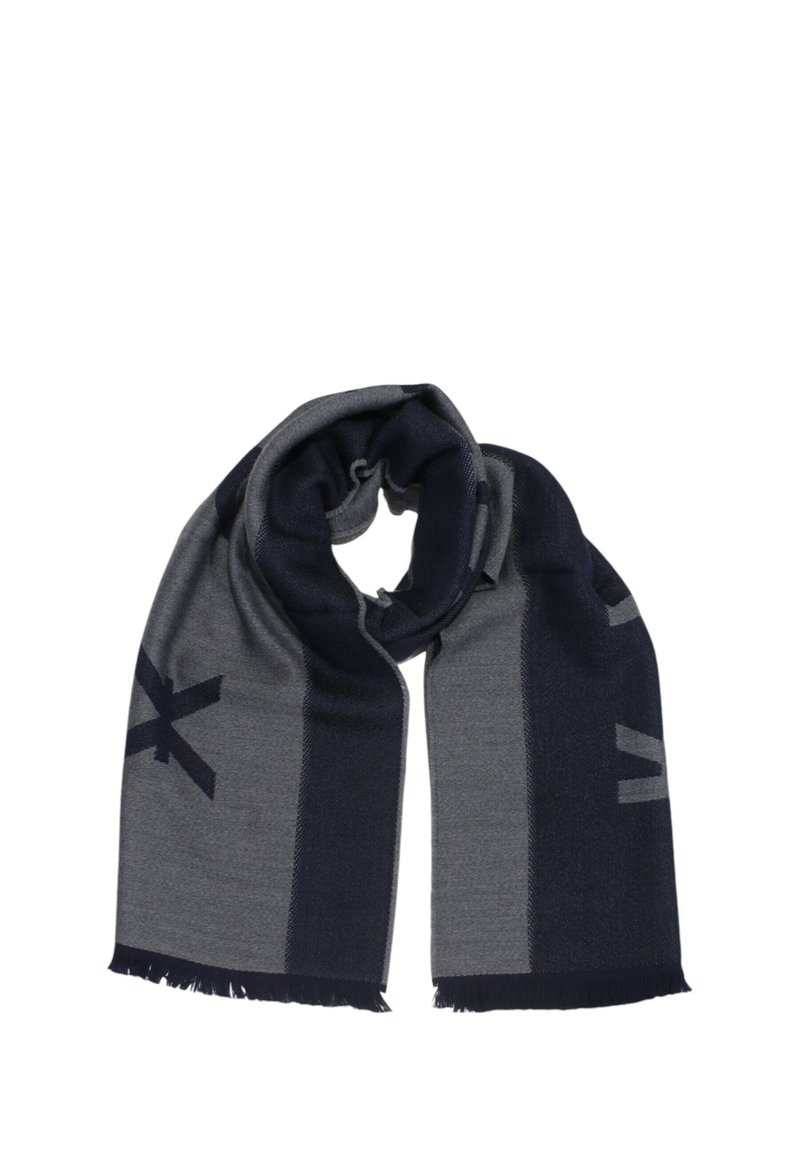 Sciarpa a righe blu navy e grigia realizzata in tessuto morbido con estremità sfrangiate, caratterizzata da grandi lettere a contrasto e un motivo geometrico.