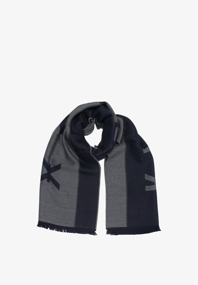 Sciarpa a righe blu navy e grigia realizzata in tessuto morbido con estremità sfrangiate, caratterizzata da grandi lettere a contrasto e un motivo geometrico.