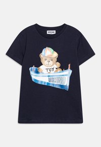 Námořnická bavlněná tričko s medvídkem v lodi, který má barevnou čepici a text "TOY". Na lodi je vytištěno logo "MOSCHINO".