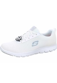 Sneaker atletica bianca in rete con lacci bianchi, logo grigio sul lato e suola imbottita, angolata per mostrare il lato esterno.