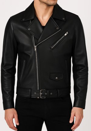 Chaqueta de motociclista de piel negra con cuello de muesca, cremallera frontal asimétrica, bolsillos laterales y cintura con cinturón. Presenta un acabado mate y detalles metálicos.