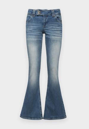 Fellépő farmernadrág közepes kék színben, fakó befejezéssel, gombos záródással és öt zsebes dizájnnal; enyhén elasztikus, a kényelem érdekében.