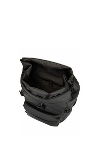 Mochila negra con parte superior con cremallera, que cuenta con un interior espacioso, material sintético suave y un bolsillo frontal con cierre seguro.