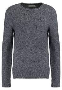 Sweter dzianinowy w ciemnoszarym kolorze z teksturowanej tkaniny, okrągłym dekoltem, długimi rękawami i małą kieszonką na piersi.
