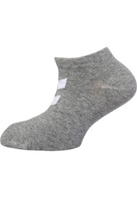 Szara skarpetka do kostki wykonana z miękkiego, elastycznego materiału. Posiada ściągacz oraz dwa białe paski po bokach dla dodatkowego akcentu.