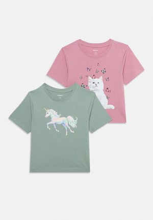 Deux t-shirts enfants à manches courtes, un rose avec un chat blanc et des papillons, un vert avec une illustration d'une licorne en train de courir.