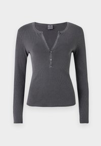 Mørk grå, langermet ribbestrikket topp med V-hals, tre knapper og figurtilpasset design. Myk og glatt tekstur med minimalt med sømmer.