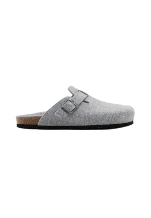 Zueco de fieltro gris claro con cierre de hebilla ajustable, plantilla de corcho y suela negra, mostrado de lado sobre fondo blanco.