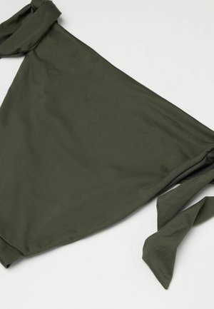 Braguita de bikini triangular verde oliva con lazos laterales, colocada sobre una superficie blanca.