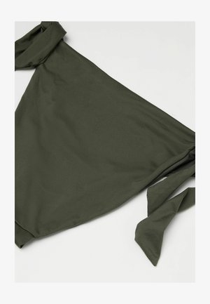 Olivgrüner dreieckiger Bikini-Slip mit seitlichen Schnürungen, flach auf einer weißen Oberfläche ausgelegt.