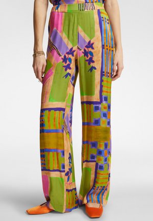 Brede broek gemaakt van lichte stof, met levendige geometrische patronen in groen, paars, oranje en roze. Gladde textuur.