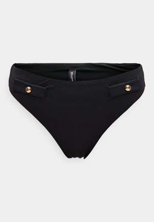 Fekete bikini alsó texturált anyagból, amelyen két aranyszínű gomb díszítés található az oldalakon, és alacsony derekú kialakítású.