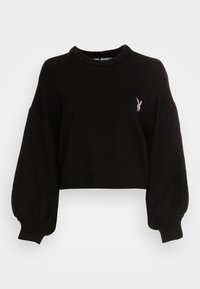 Czarny krótki sweter dzianinowy z bufkami na długich rękawach oraz małym różowym haftowanym logo królika Playboya na lewej piersi.