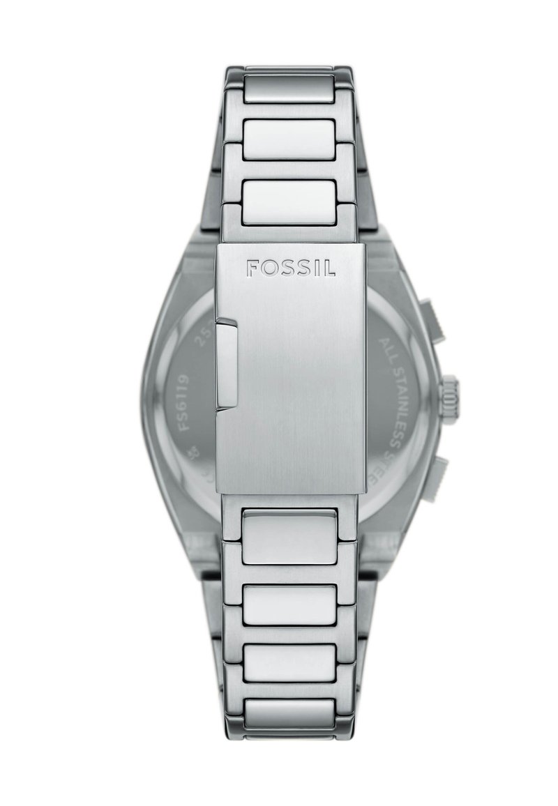 Reloj de acero inoxidable plateado con un acabado cepillado y pulido, que presenta una pulsera segmentada y un cierre rectangular con el logo "FOSSIL".