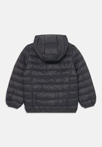 Svart boblejakke med hette, med kviltet design, elastiske ermer og en glatt, blank overflate på utsiden.