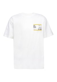 Hvid bomulds t-shirt med korte ærmer, rund hals og et grafisk labeldesign i sort og gul på venstre bryst.